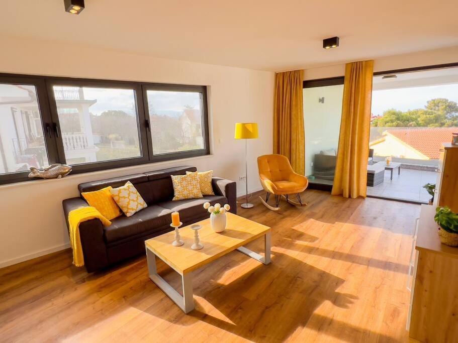 Villa Mirno More Apartments Malinska Exterior photo